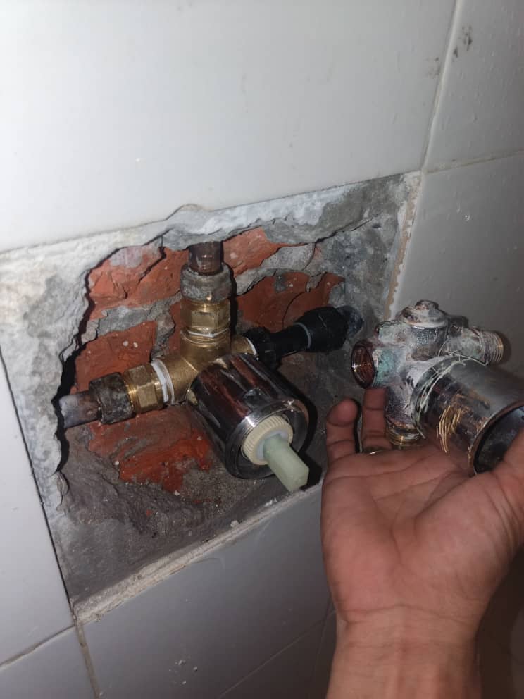 Tukang paip MFI Plumbing sedang bekerja